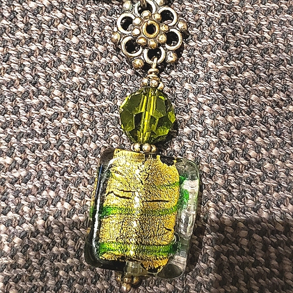 Green bead pendant necklace - Picture 2 of 3